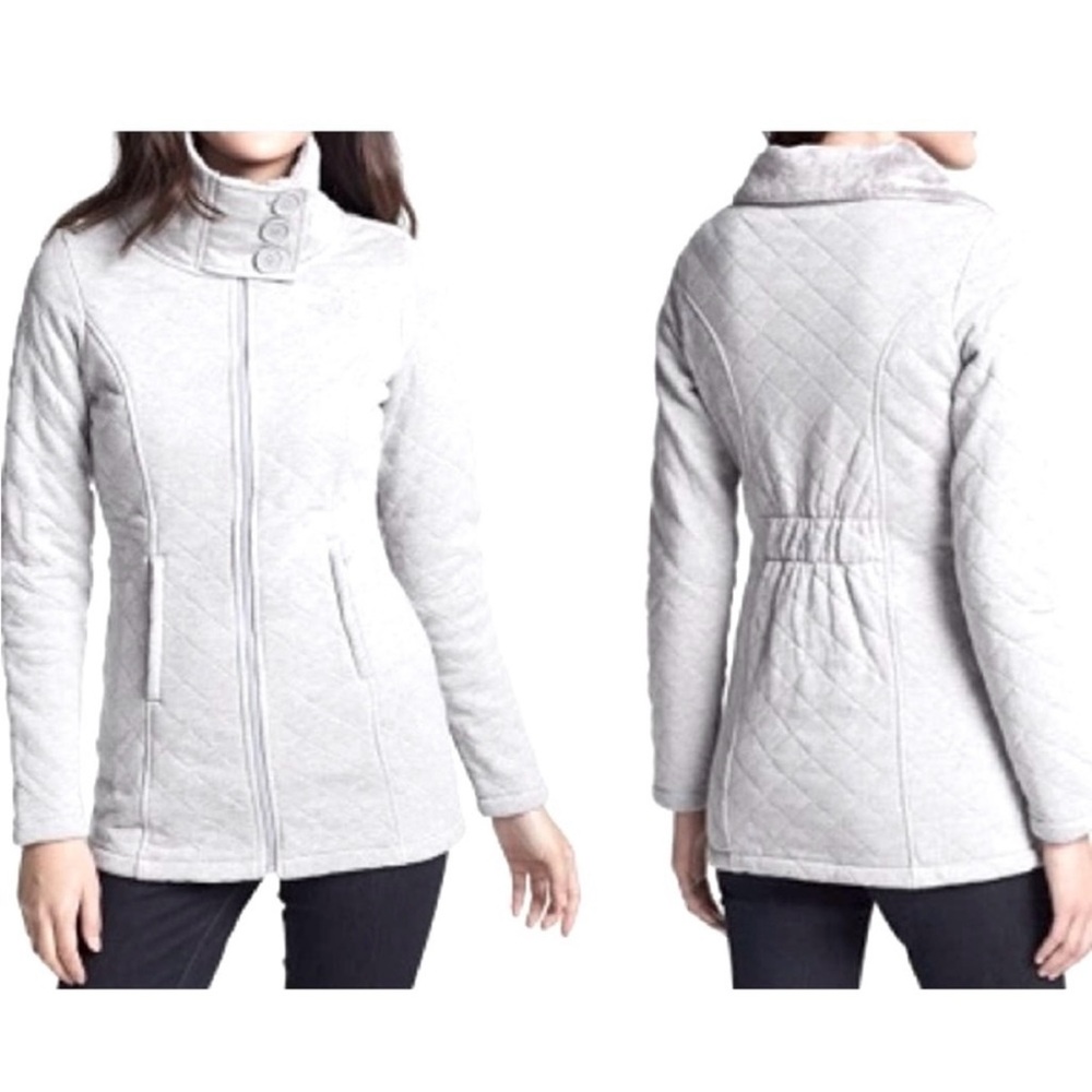The North Face Caroluna Quilted Jacket in Light Gray with a Plush Fleece Lining